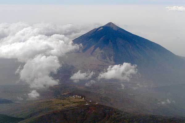 Teide und Observatorium Izana aus dem Flugzeug