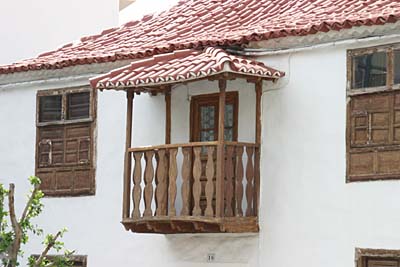 Typischer Holzbalkon in Adeje - Teneriffa