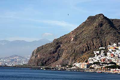 Teneriffa - San Andres und Pico del Teide von der Playa de las Teresitas aus gesehen