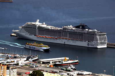 MSC Fantasia im Kreuzfahrthafen Santa Cruz de Tenerife