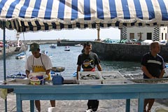 Fischverkauf am Hafen