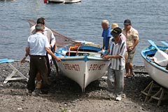 Ein Fischerboot wird an Land gezogen - Puerto de la Cruz - Teneriffa