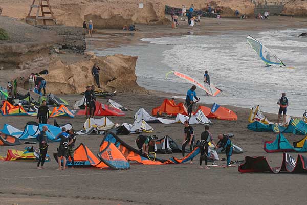 Kitesurfer warten auf guten Wind an der Playa de Leocadie Machado Teneriffa - Playa del Médano - Kitesurfer in der Warteschleife