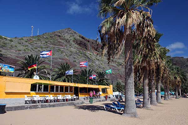 Strandkioske und Foodtrucks biten Snacks und Erfrischungen an Der gelbe Kiosk an der Playa de las Teresitas