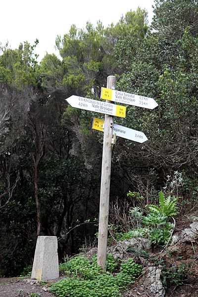 Wanderwegweiser im Anagagebirge