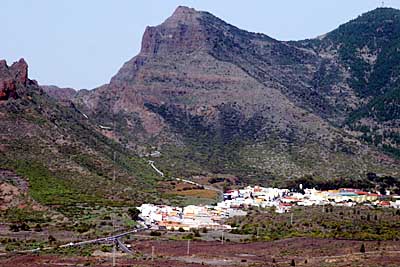 Santiago del Teide vor der Kulisse des Tenogebirges - Teneriffa