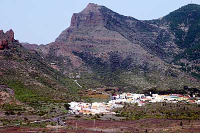 Santiago del Teide vor der Kulisse des Tenogebirges - Teneriffa