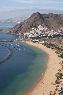 Teneriffa - Playa de las Teresitas mit Blick auf Santa Cruz de Tenerife und den Teide