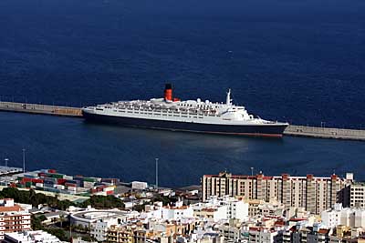 QE2 im Kreuzfahrthafen Santa Cruz de Tenerife