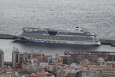 AIDAluna im Kreuzfahrthafen Santa Cruz de Tenerife