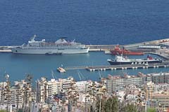 Kreuzfahrtschiff im Hafen